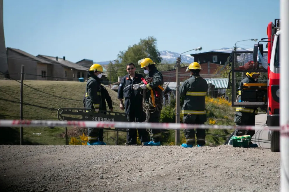 Hubo allanamientos por el hombre que encontraron muerto en el predio de Aguas Rionegrinas y hoy harán autopsia 
