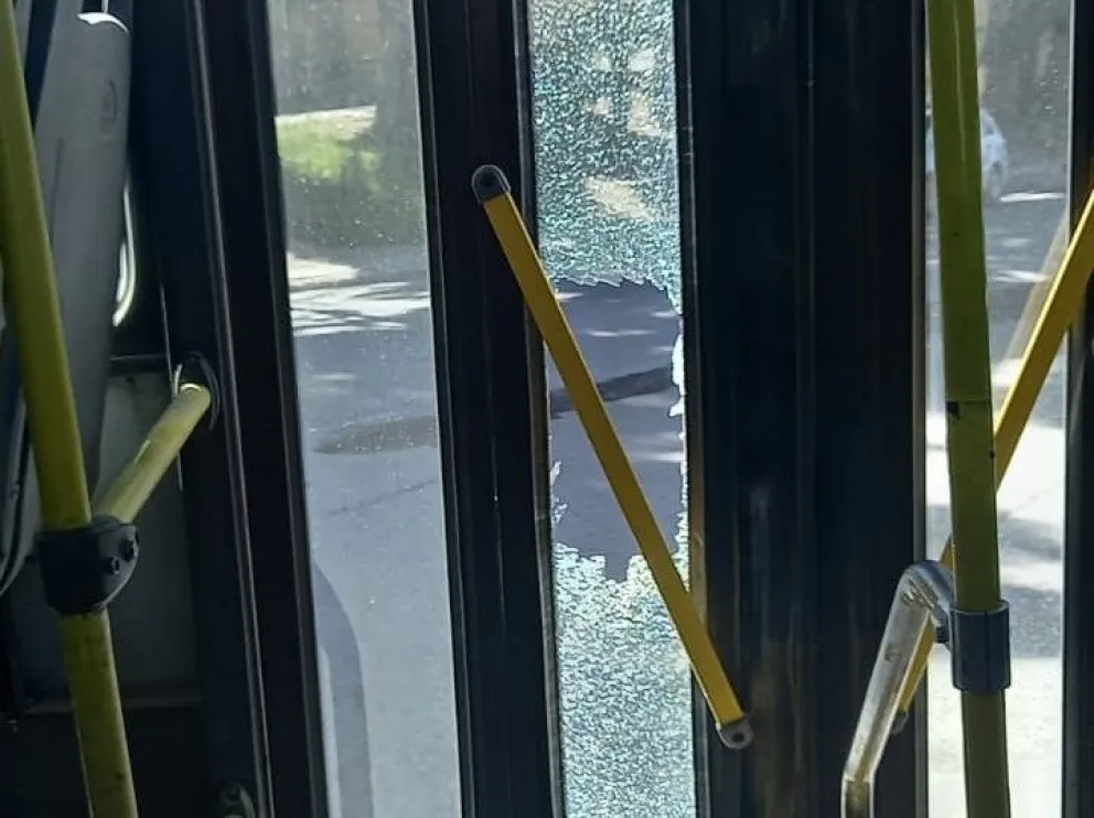 Apedrearon una vez más a un colectivo de Mi Bus mientras realizaba su recorrido
