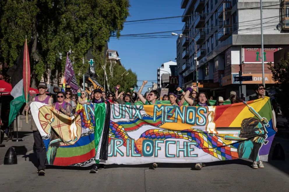 Día Internacional de la Eliminación de la Violencia contra las Mujeres: el centro de Bariloche se tiñó de verde