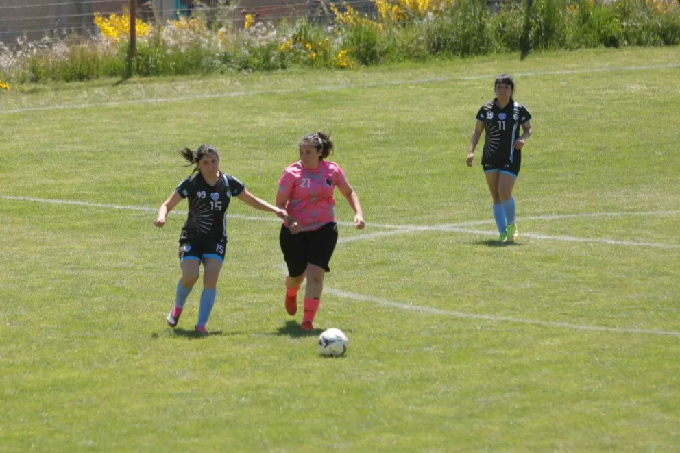 Arrancaron las chicas con todo en cancha grande