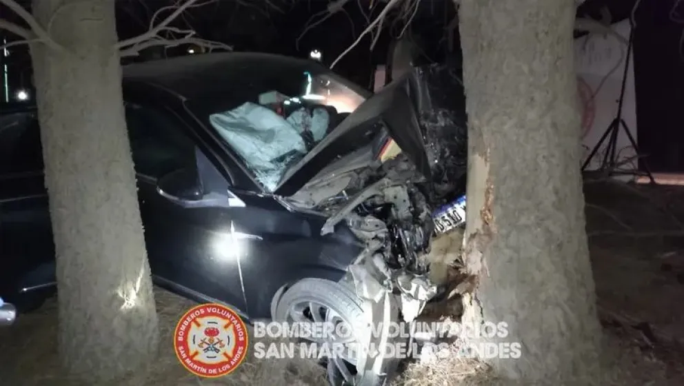 Un auto perdió el control, chocó contra un árbol y el conductor murió en el acto