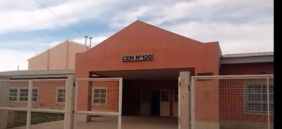 Pesar en la comunidad educativa de la ESRN 20 por el homicidio del joven de 15 años