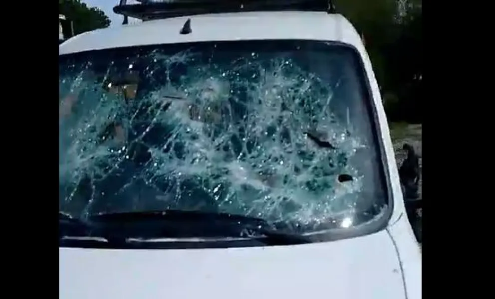 Dos jóvenes provocaron cuantiosas roturas en dos vehículos que estaban estacionados