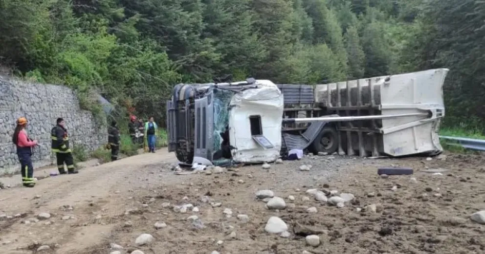 El camionero fue aplastado por la cabina y sufrió heridas gravísimas