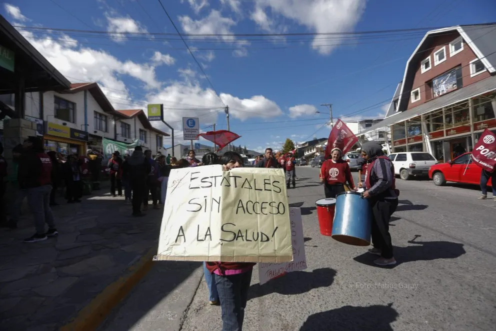 ATE Bariloche realiza un corte de media calzada en calle Onelli 