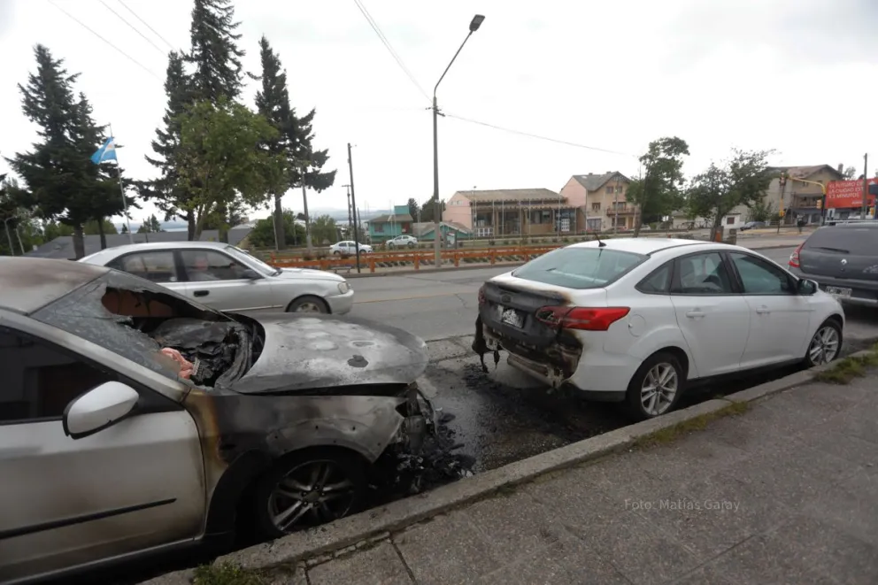 Dos autos sufrieron daños por un incendio: ¿casual o intencional?