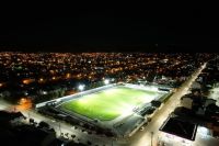 Instalaron las luminarias en el Estadio Municipal José Antonio Jalil