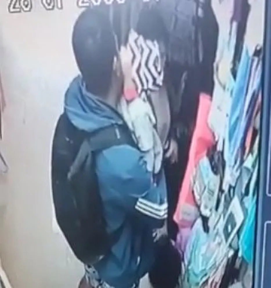 Descubrieron a una pareja que sustraía elementos de negocios con un bebé en brazos