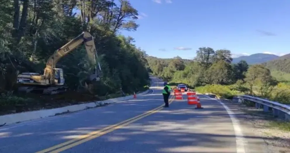Vialidad comenzó la obra de desvío en la Ruta 40 donde se produjo el socavón