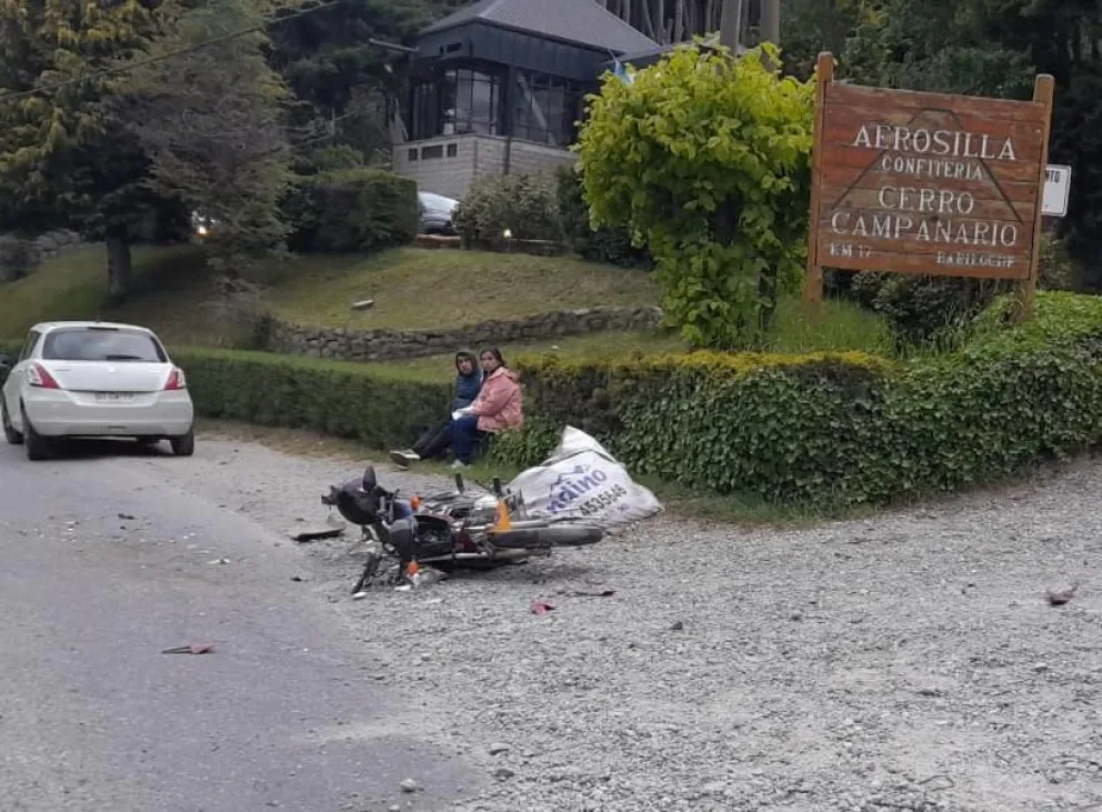 Violenta colisión frontal en Bustillo: un motociclista sufrió heridas graves