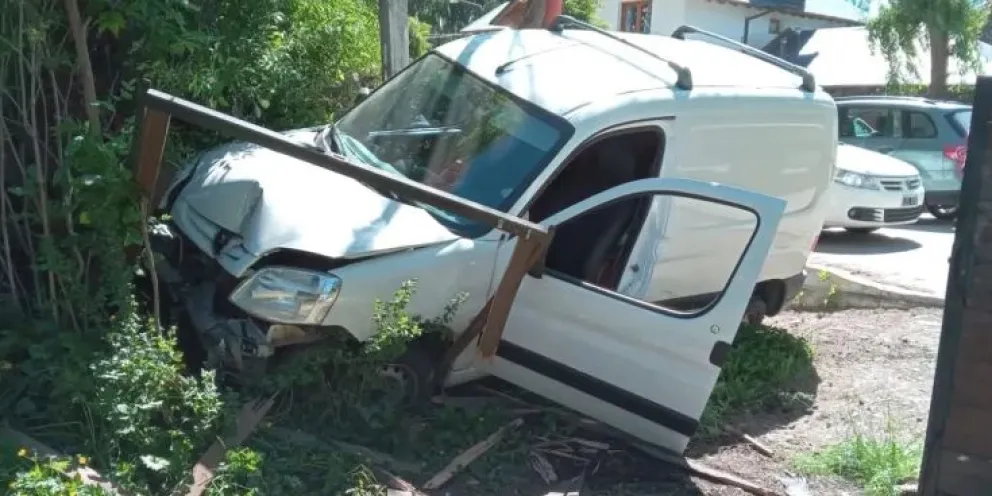 Violó la prisión domiciliaria, chocó con una camioneta y se dio a la fuga