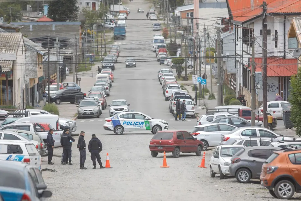 Asisten a una mujer que fue embestida por un auto y la trasladan al nosocomio