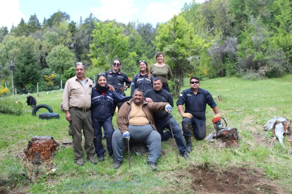 Bomberos Voluntarios realizaron jornada de trabajo en la escuela Nº 202 de Villa Mascardi