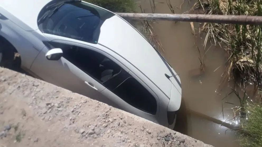 Terrible: perdió el control de su auto y terminó en el desagüe