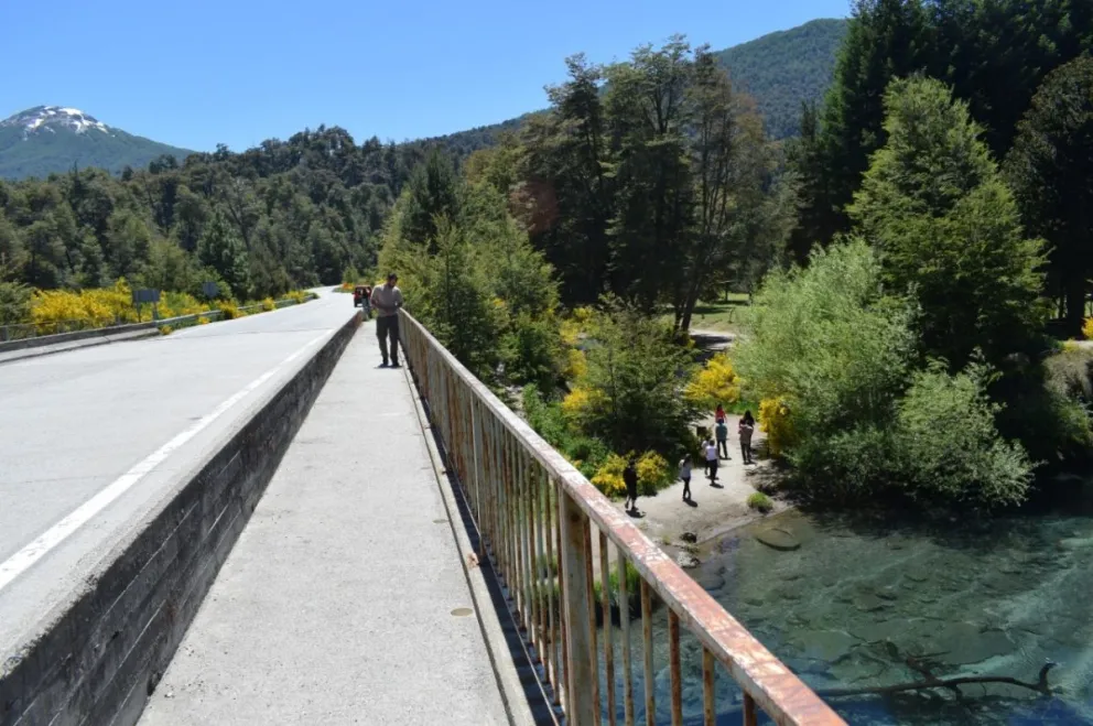 Prohíben terminantemente saltar al río Ruca Malen desde el puente