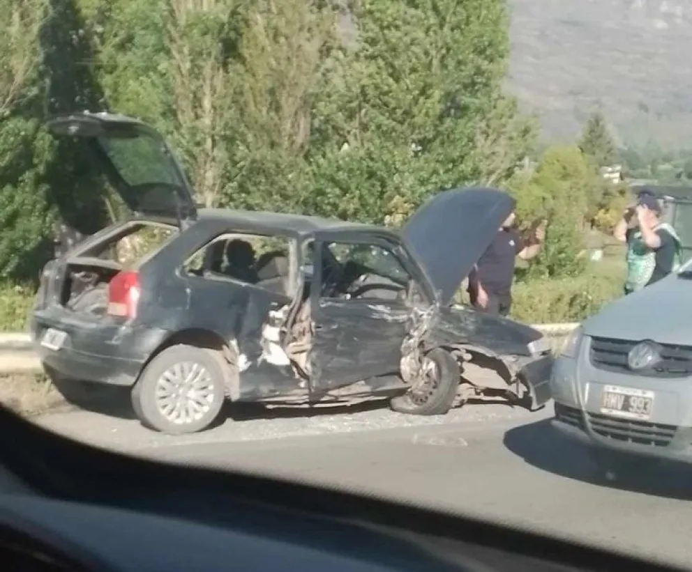 Bomberos rescataron a personas atrapadas en vehículo tras fuerte choque 