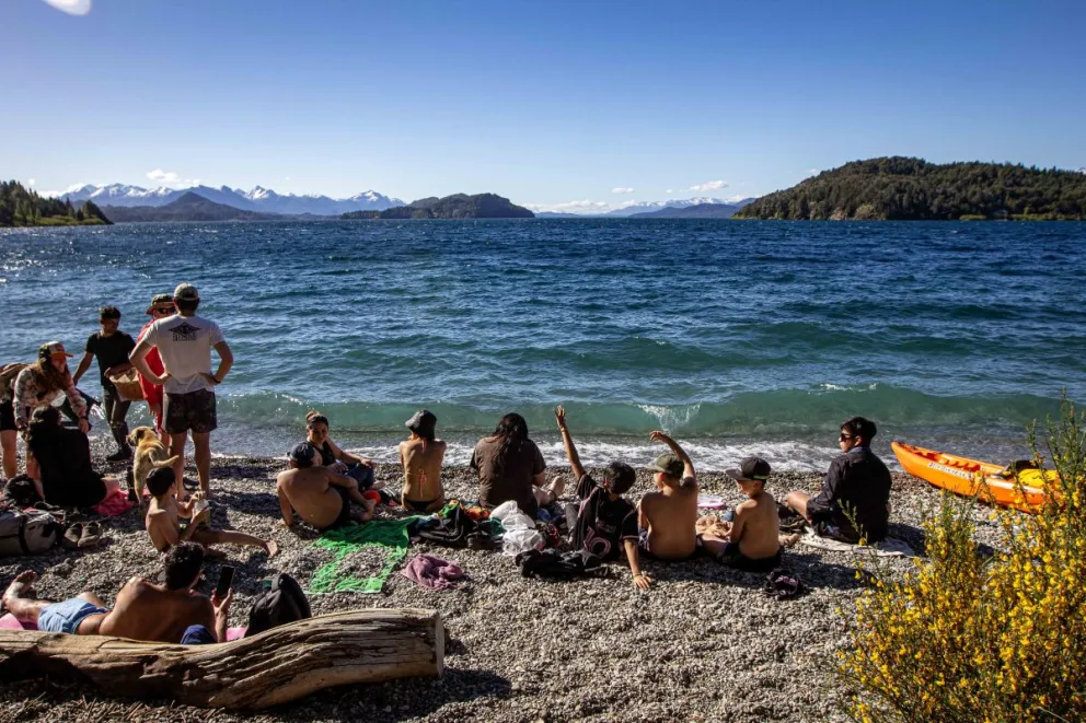 Sol y playa: así se disfruta la primavera en Bariloche  