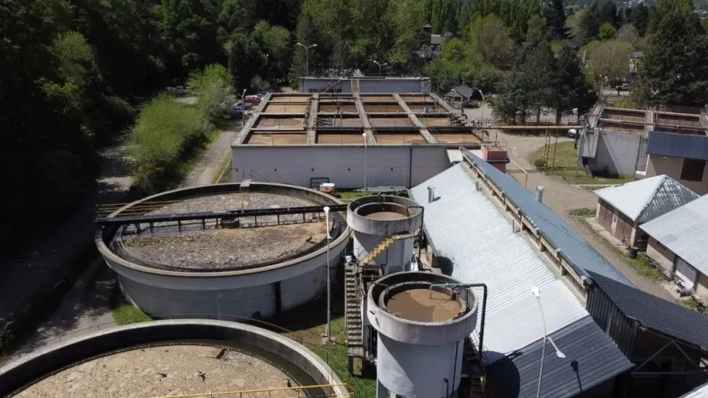 Por mantenimiento en planta de efluentes cloacales cierran costanera del lago Lácar