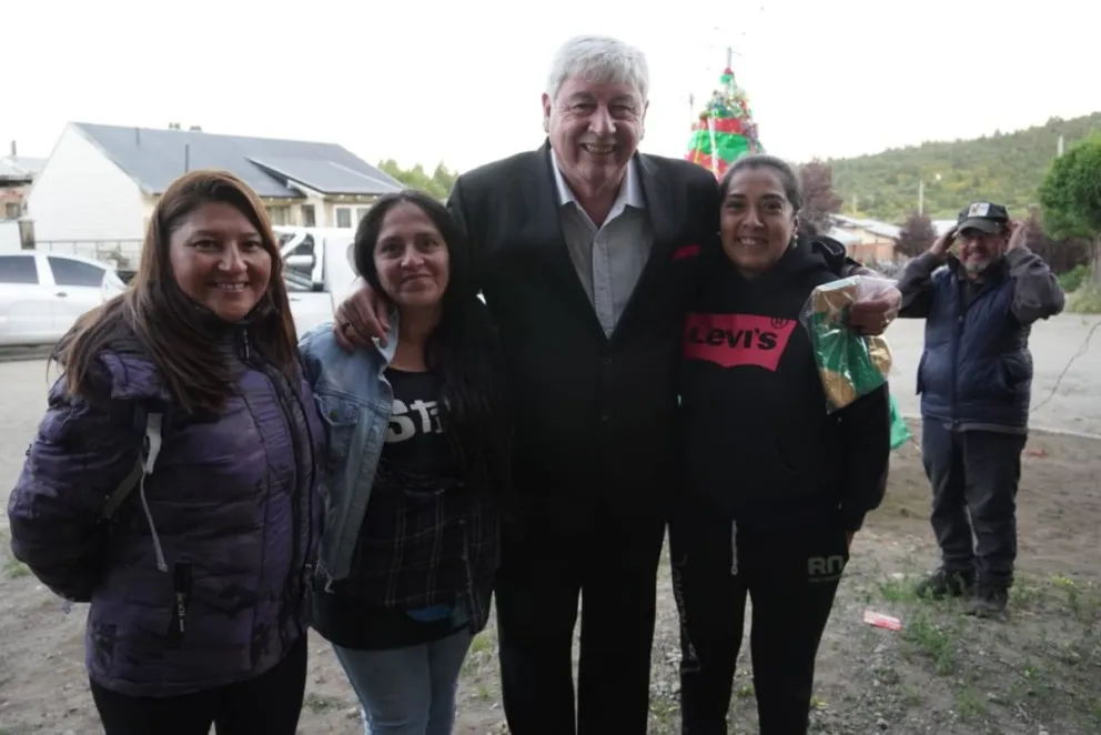 Con el flamante intendente como invitado, encendieron el árbol de Navidad en El Vivero