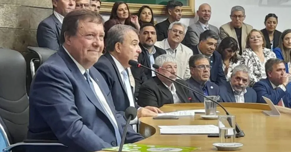 Weretilneck asumió como gobernador con un llamado a la unidad, la modernización y la construcción de futuro