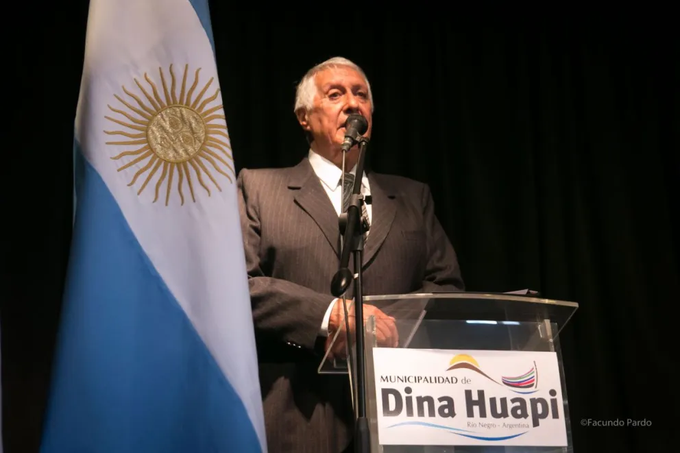 Cobarrubia asumió como intendente en Dina Huapi y juró su gabinete