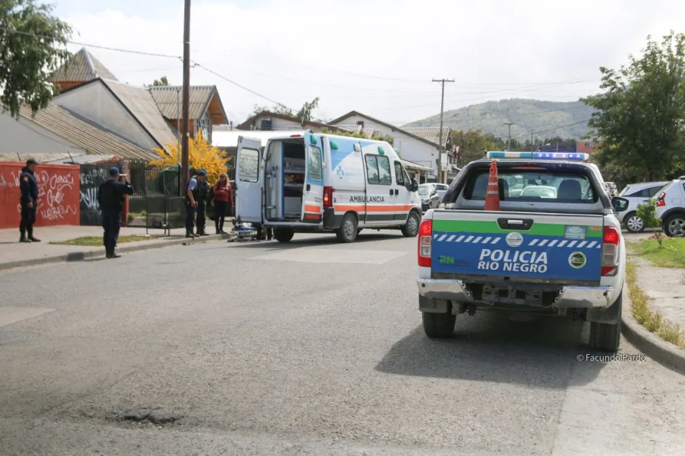 Impactó en su moto contra un cable en medio de la calle y cayó al asfalto