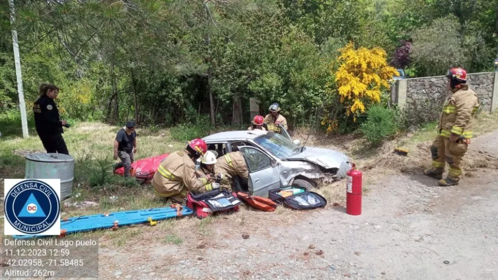 Chocó contra otro auto y quedó atrapada en una alcantarilla