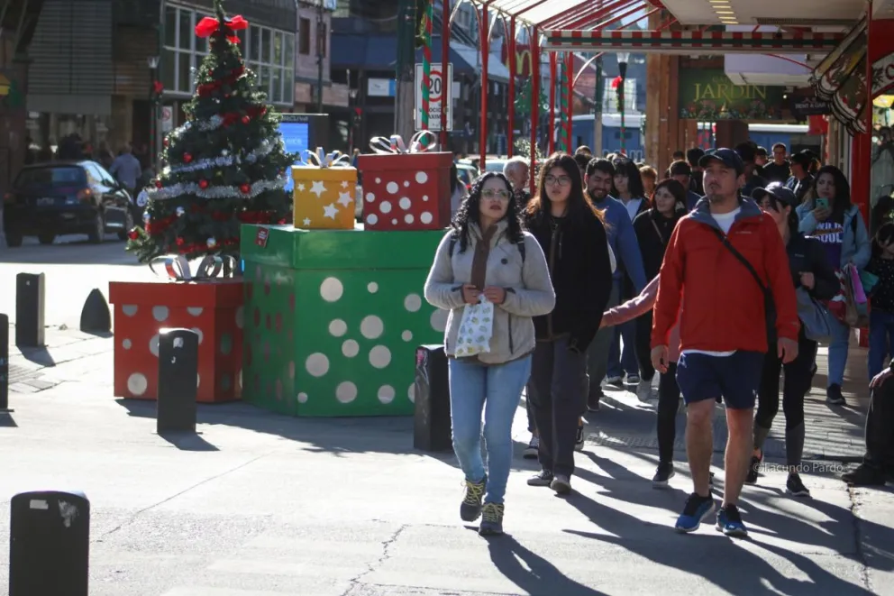 Bariloche, repleta de turistas con un agradable clima navideño