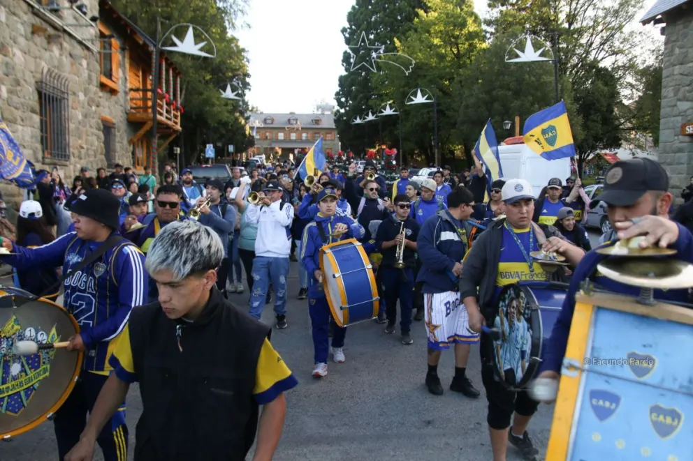 Xeneizes festejaron el Día del Hincha de Boca y coparon las calles de Bariloche