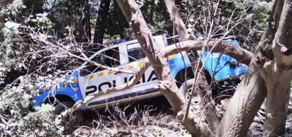 Móvil policial cayó hacia un barranco cuando se dirigía a asistir una familia que había volcado