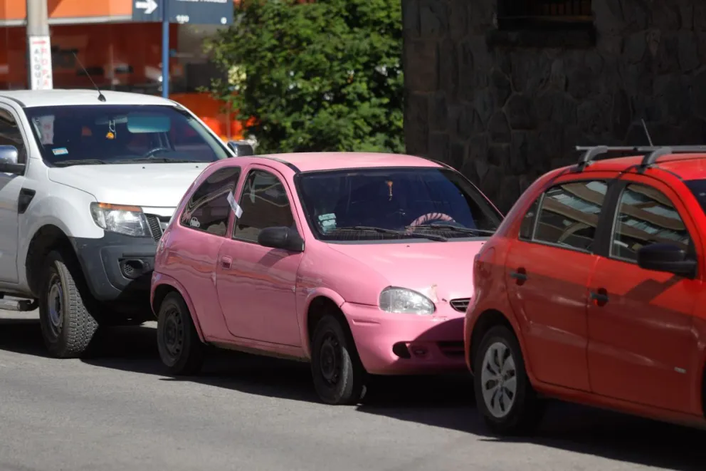 Le robó la recaudación a un taxista y escapó en un auto inconfundible: fue detenido