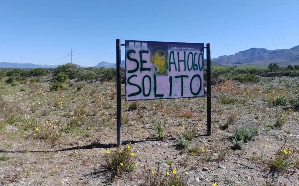 Vandalizaron un cartel que recordaba a Santiago Maldonado: “Se ahogó solito”