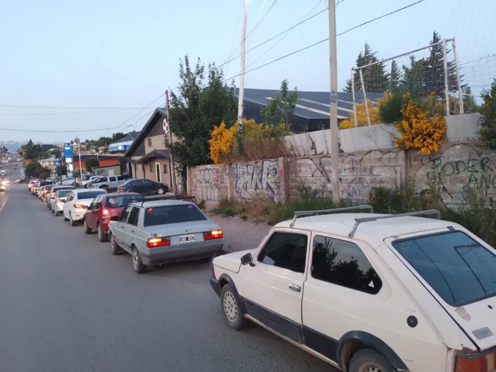 Filas interminables en las YPF de Bariloche: todavía no subieron los precios y vecinos buscan aprovechar