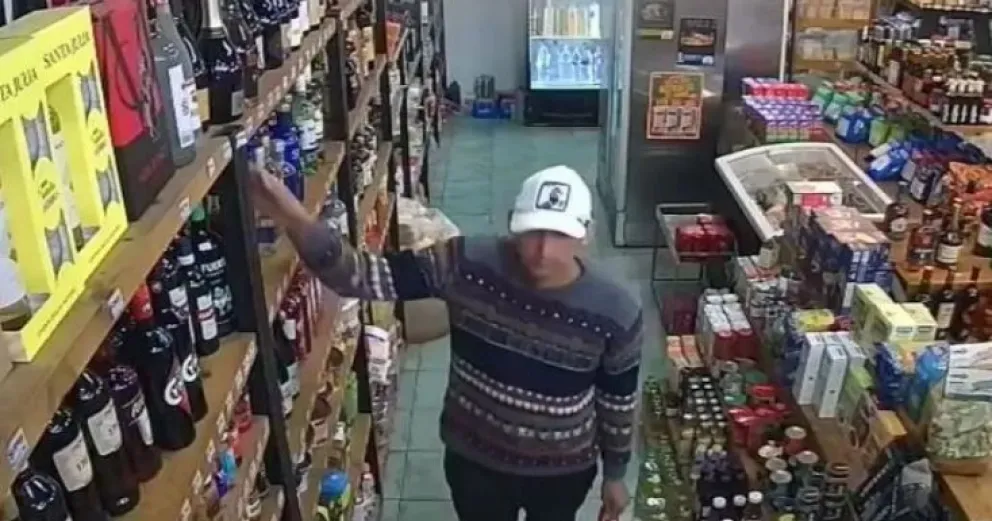 Hurtó bebidas alcohólicas en un comercio y quedó registrado por las cámaras de seguridad