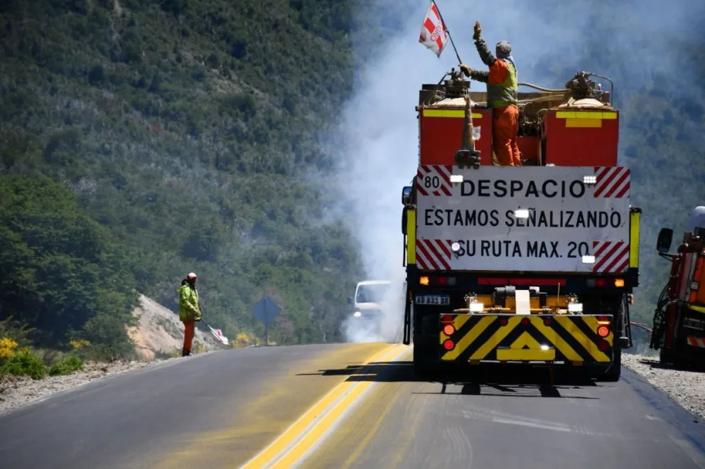 Vialidad Nacional realiza tareas de señalización horizontal en Ruta 40 