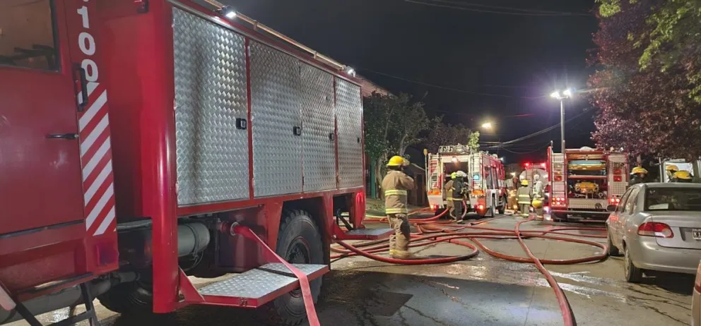 Un incendio destruyó una vivienda y atentó contra un hostel y oficinas de Camuzzi