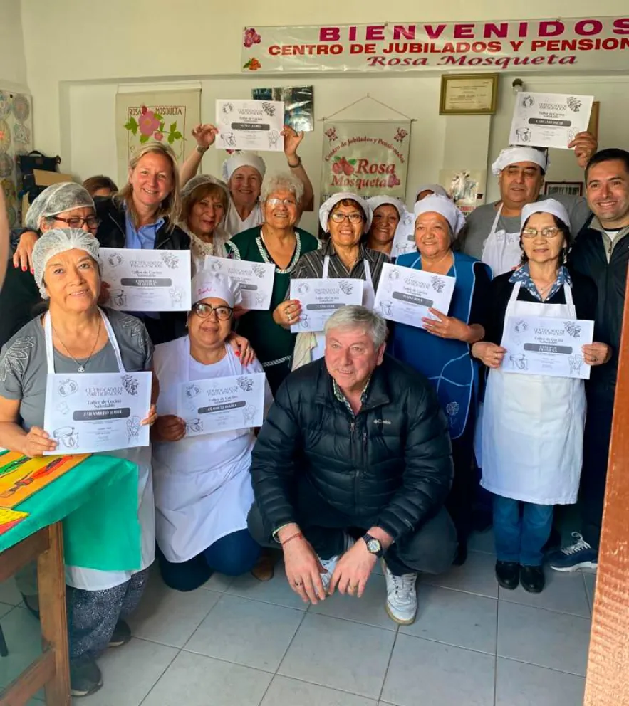 Walter Cortés entregó certificados en el Centro de Jubilados y Pensionados “Rosa Mosqueta"