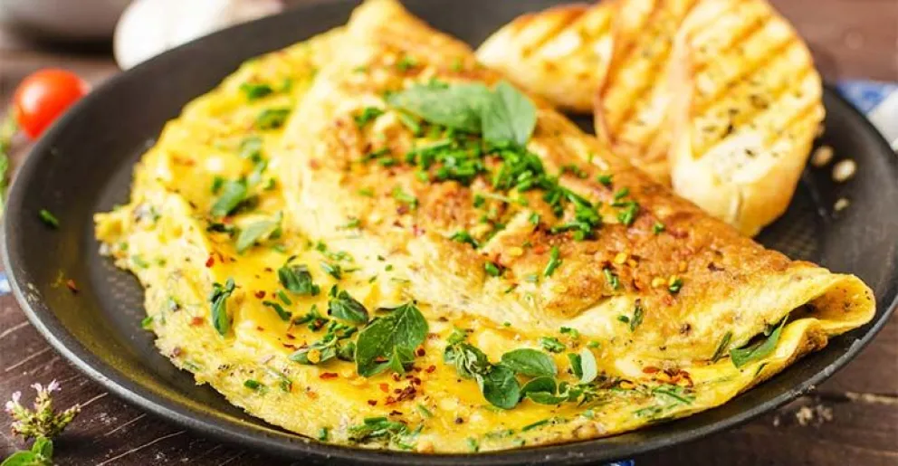Una versión distinta de un clásico: omelette de espinaca y queso tostado