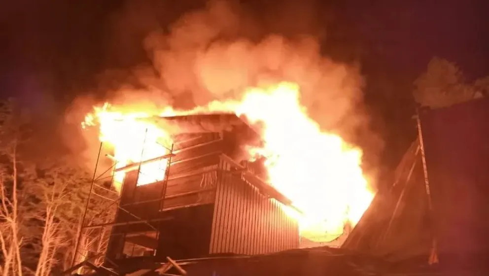 Bomberos trabajaron más de cinco horas para apagar el fuego en una vivienda en construcción