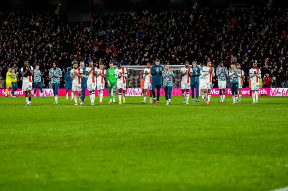 Conmoción en Inglaterra: un jugador sufrió un paro cardíaco en pleno partido