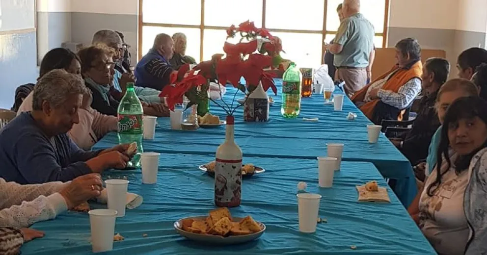 Buscan padrinos y madrinas para regalar la cena navideña a adultos mayores