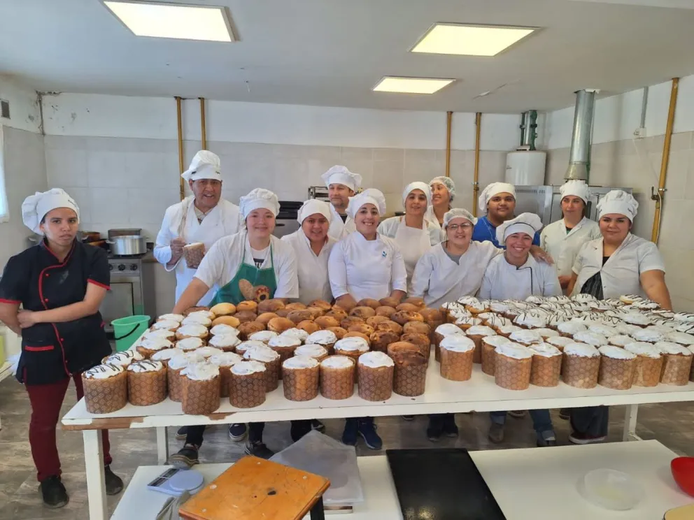 Alumnos de panadería del CFI Don Bosco elaboraron 300 panes dulces para donar 