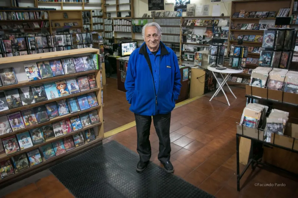 El último videoclub de la ciudad estuvo a punto de cerrar pero el dueño apuesta por la supervivencia