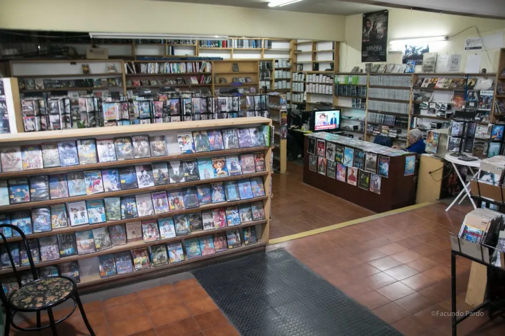 Dueño de un refugio cultural de Bariloche regala películas en VHS