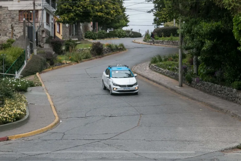 Chofer de Uber denunció a un taxista por amenazas: “si seguís en los medios, sos boleta”