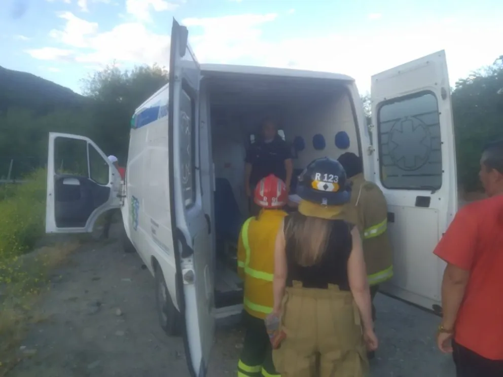 Lograron rescatar a operario mientras su máquina se hundía en el río