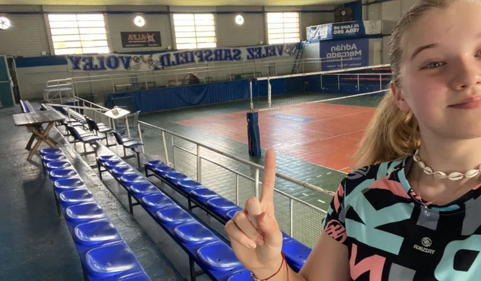 Una jugadora de vóley barilochense se entrena en Vélez