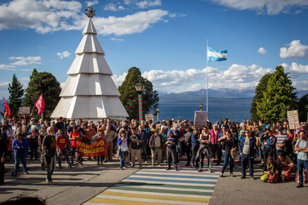 En Bariloche la gente se manifestó en la calle