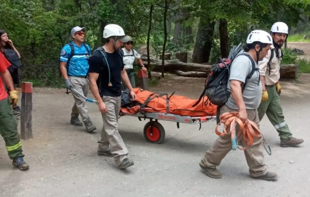 Personal de Parques Nacionales rescató a una mujer que se había lesionado en un sendero del Gutiérrez