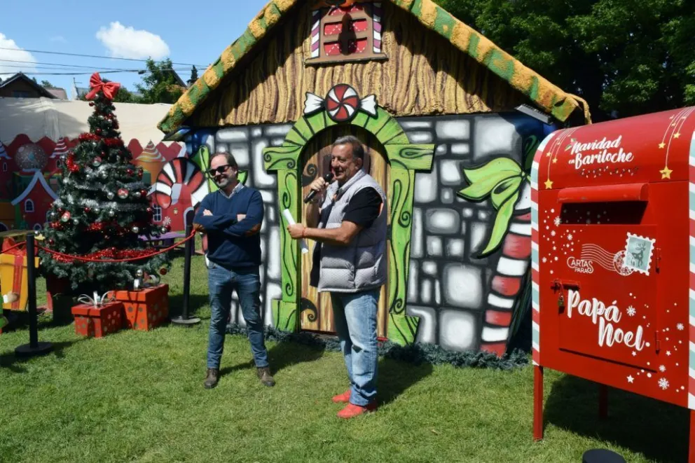 Reconocimientos a diez años del primer árbol de Navidad en el Centro Cívico